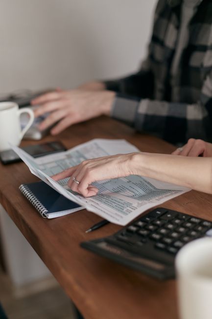 Técnico revisando etiquetas de licencia en equipos de oficina